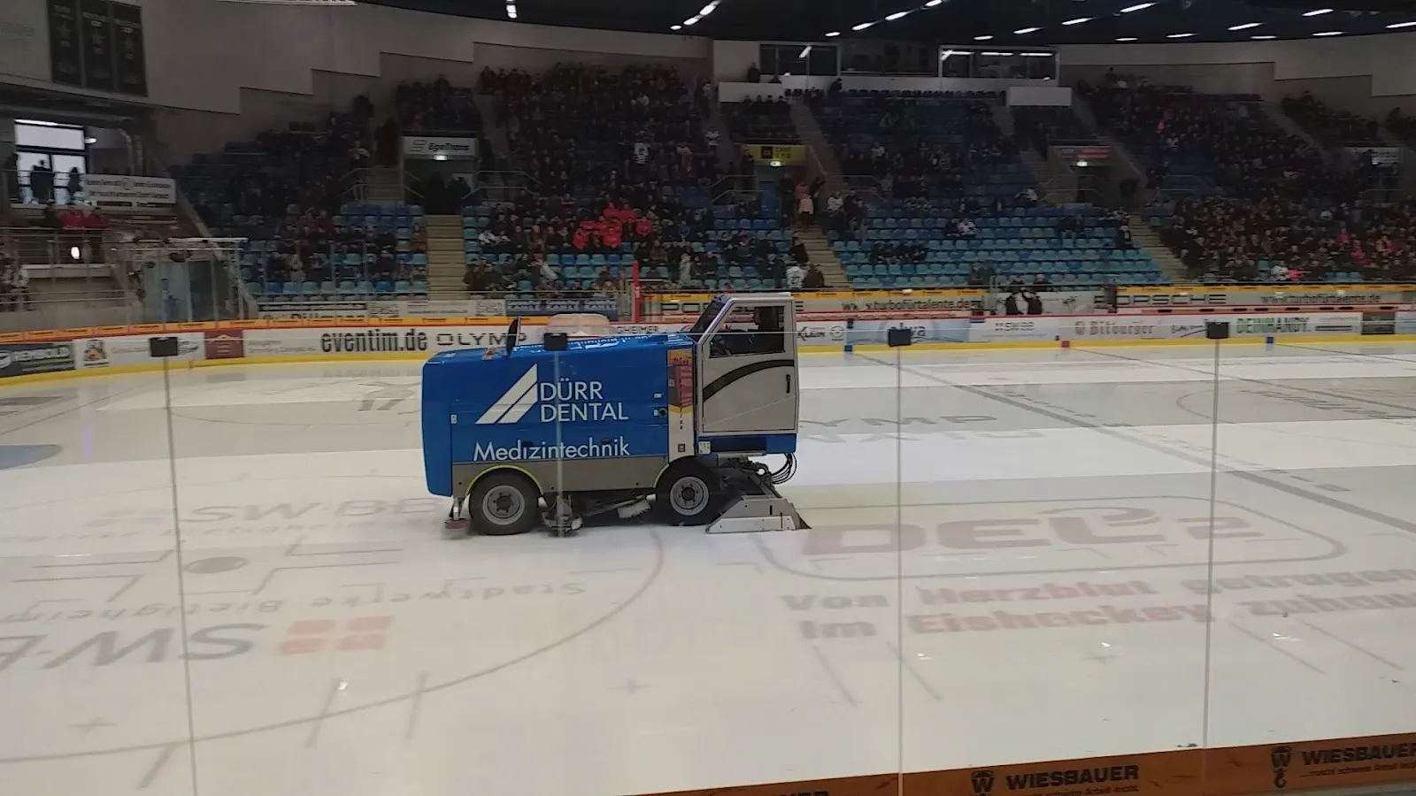 Die Eisfläche der EgeTrans Arena in Bietigheim-Bissingen mit der Eismaschine – EgeTrans Arena