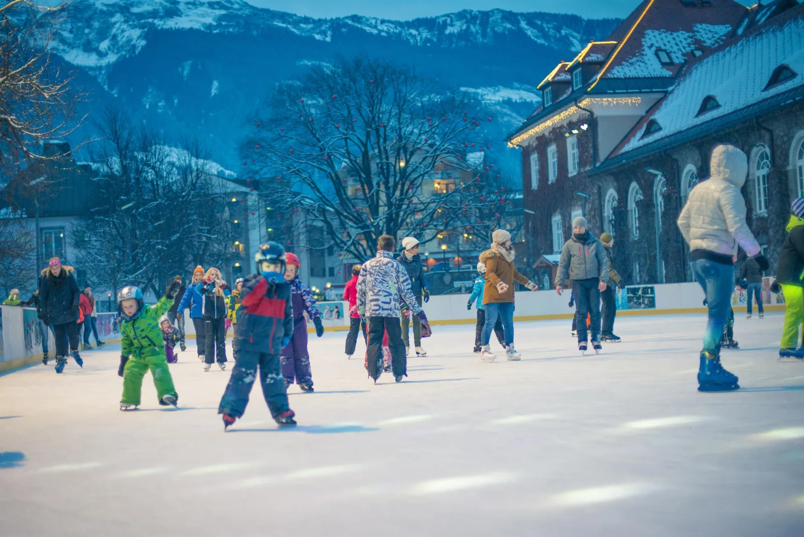 Die Kunsteisbahn vor dem Kursaal in Bad Hofgastein. – Eisarena Bad Hofgastein