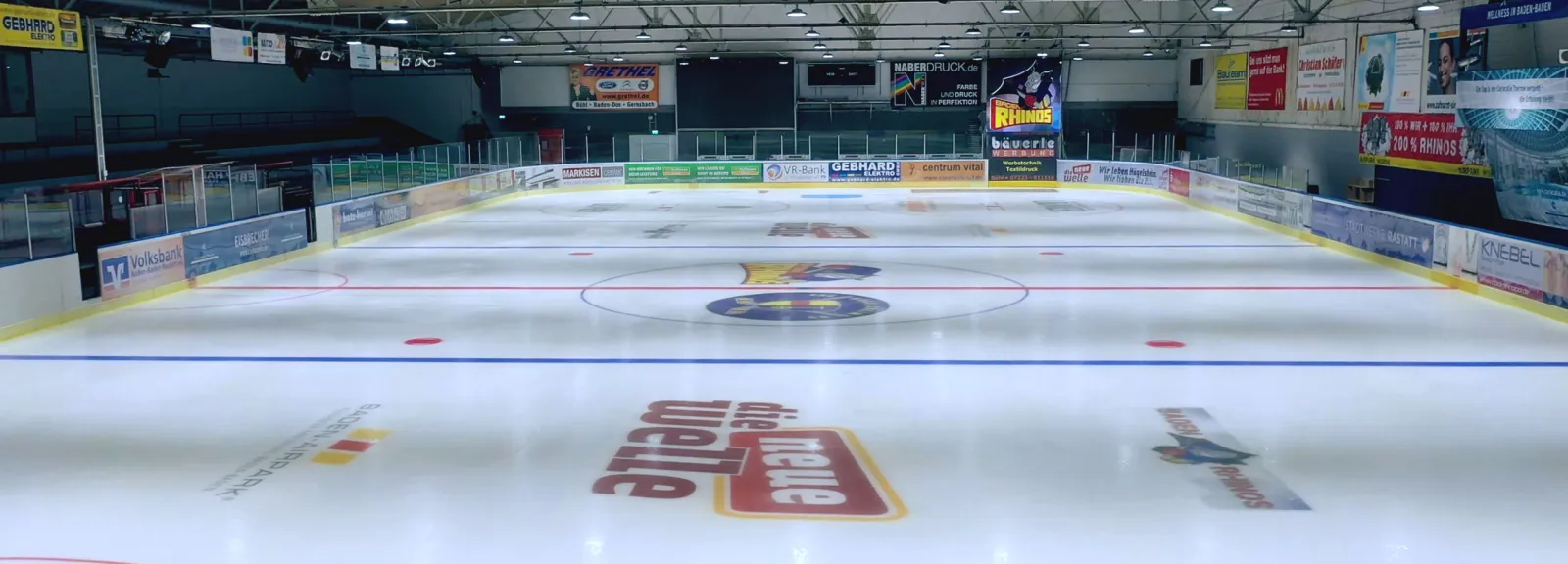 Die Eisfläche der Eisarena am Baden-Airpark – Eisarena am Baden-Airpark