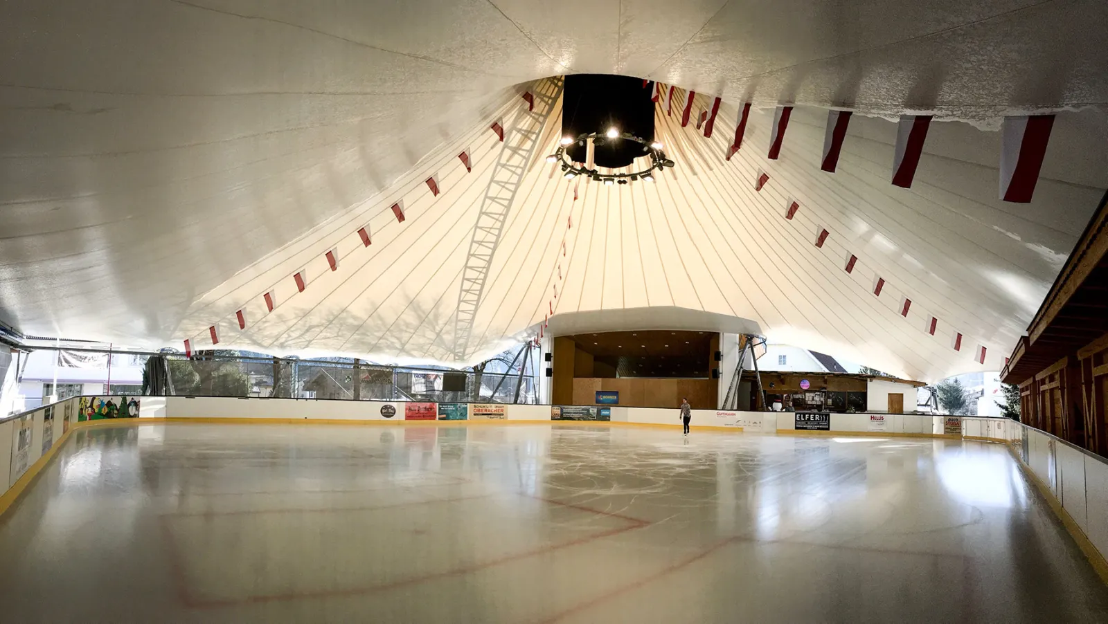 Die überdachte Eisfläche der Eisarena Fulpmes – Eisarena Fulpmes
