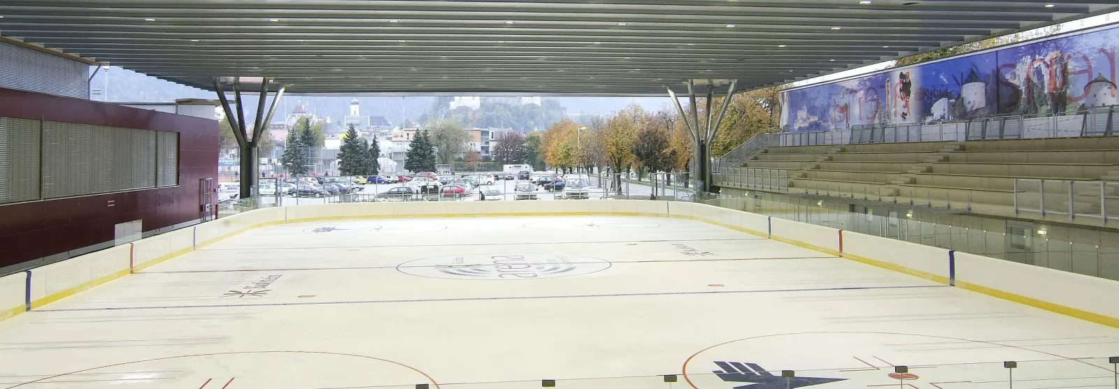 Die überdachte Eisfläche der Eisarena Kufstein – Eisarena Kufstein