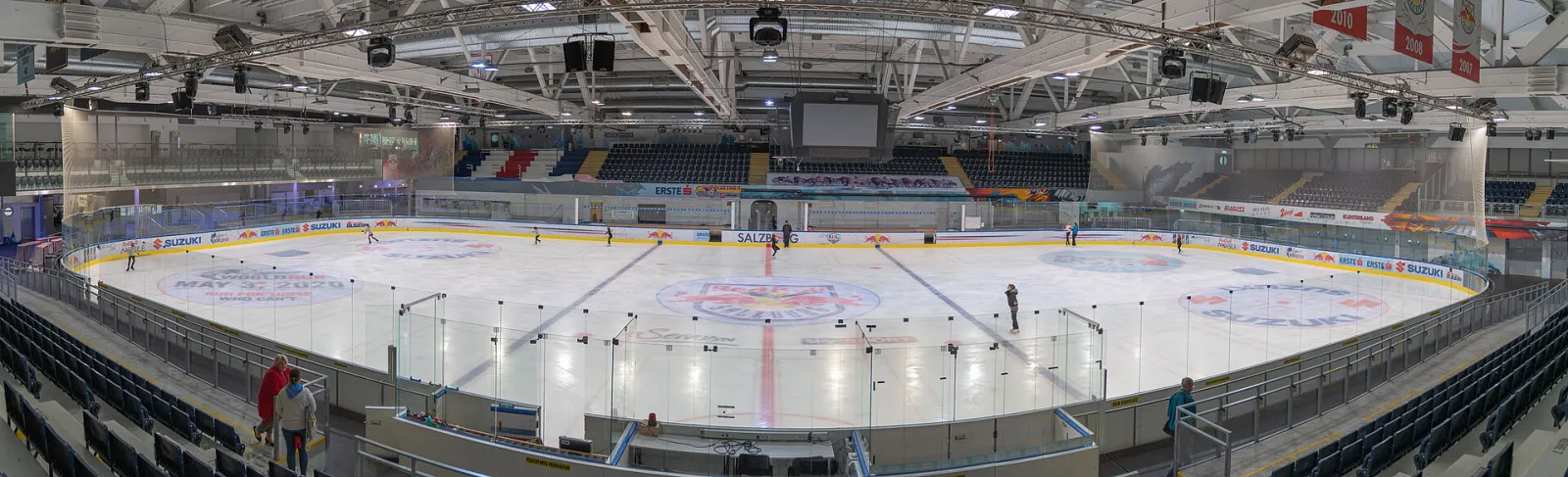 Die überdachte Eisfläche der Eisarena, von den Rängen aus gesehen. – Eisarena Salzburg im Volksgarten