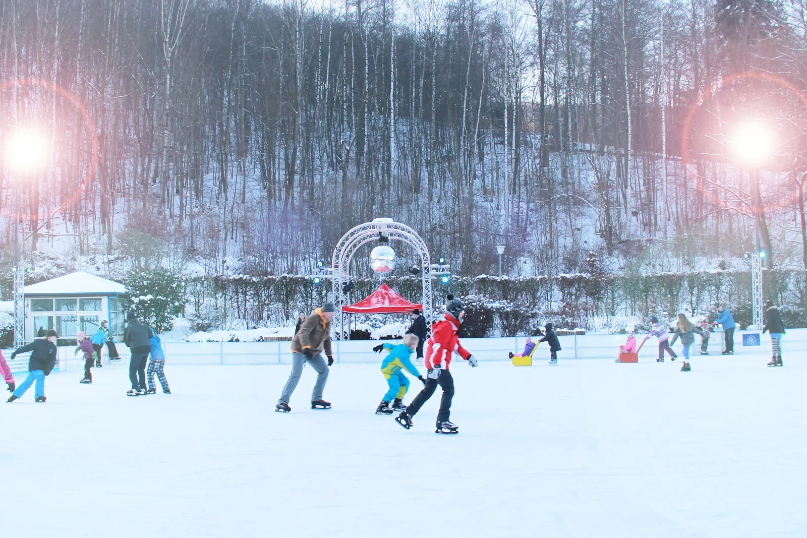 Skaters on the ice of the Eisbahn at the Sole-Therme in Bad Harzburg. — Eisbahn Bad Harzburg