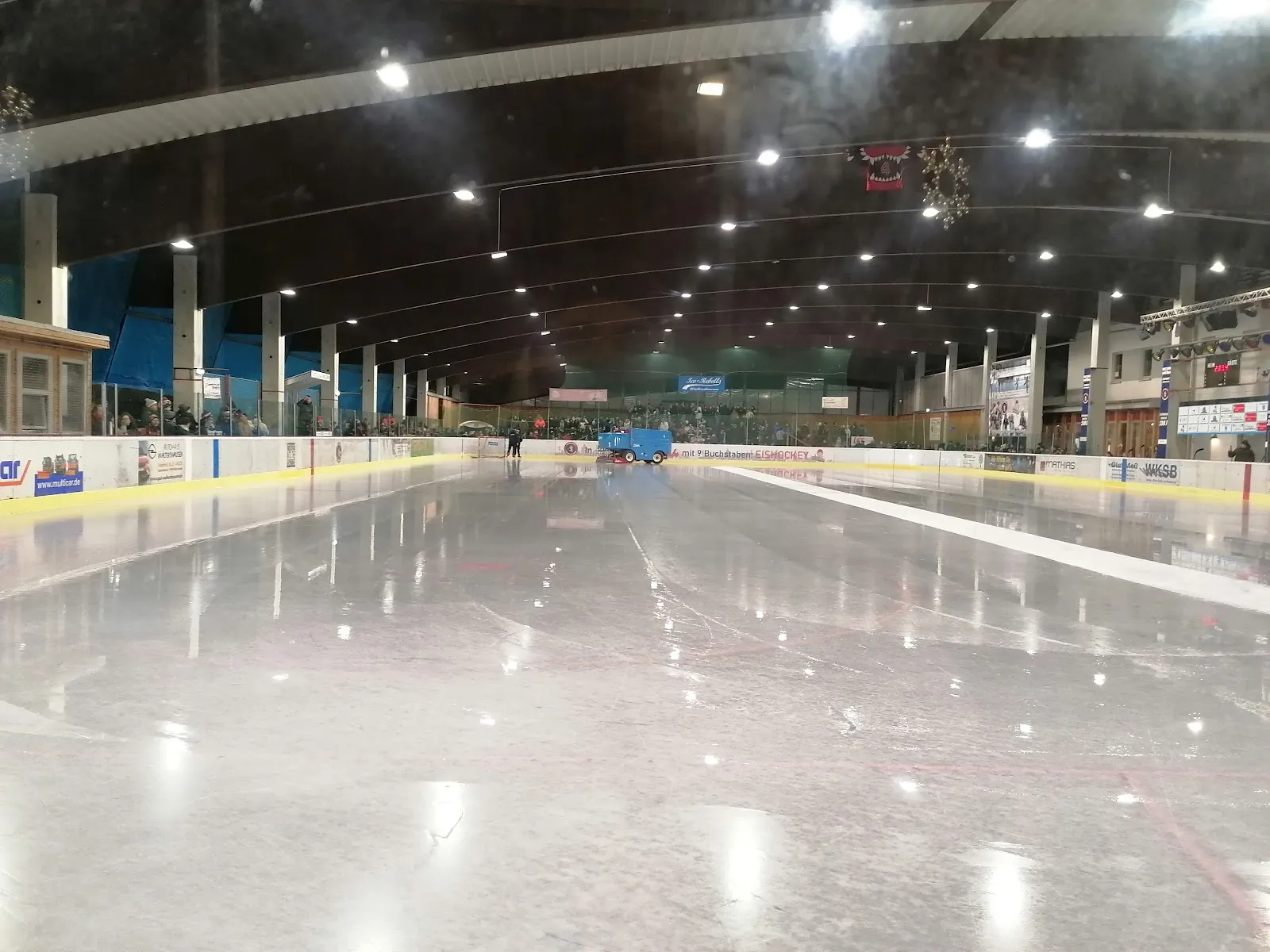 Die leere Eisfläche unter dem Dach der Eisbahn Gleis3Eck in Waltershausen, mit Banden und Flutlicht auf der Gegenseite. – Eisbahn im Freizeitzentrum Gleis3Eck Waltershausen