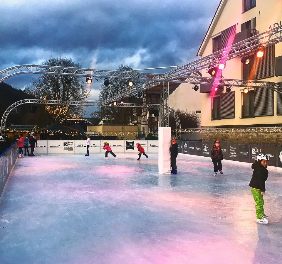 Das Eis der Eisbahn Nagold mit Läufern – Eisbahn Nagold