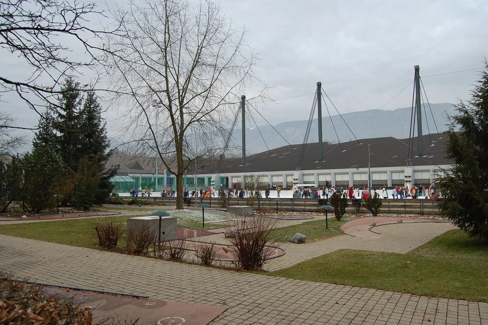 The outdoor ice field of the Sportzentrum Zuchwil seen across the minigolf course (photo of 2007) — Eisbahn Sportzentrum Zuchwil