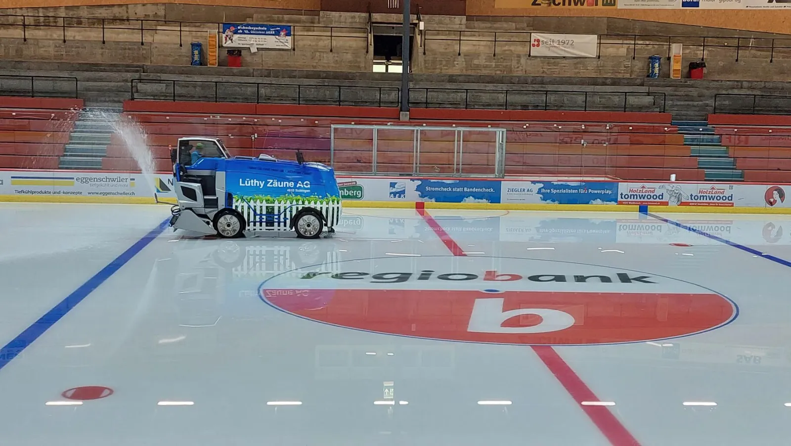 The ice of the hall at the Sportzentrum Zuchwil with the ice resurfacer — Eisbahn Sportzentrum Zuchwil