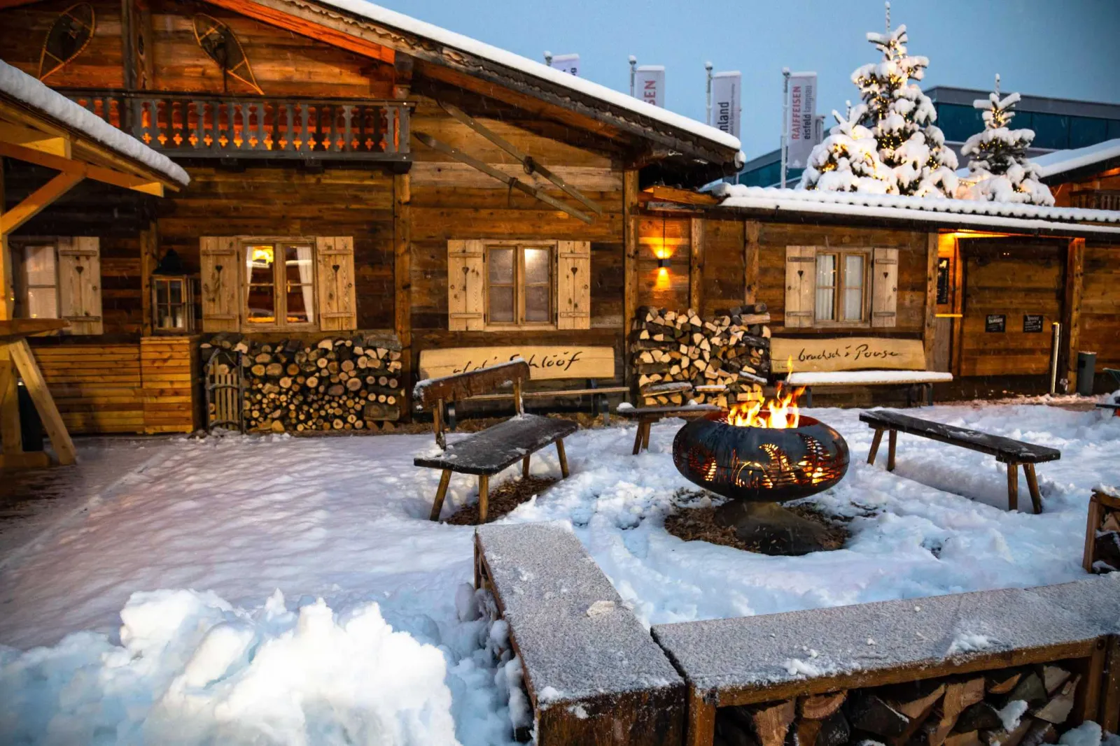 Das Holzchalet neben dem Eis des Eisfelds Langnau im Schnee – Eisfeld Langnau