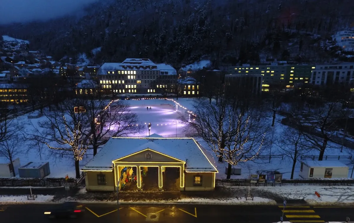 Das Eisfeld Quader und sein Pavillon, in der Dämmerung beleuchtet – Eisfeld Quader