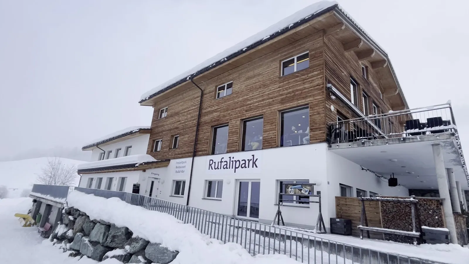 The Rufalipark building in Misanenga, Obersaxen, in winter – Kunsteisfeld Rufalipark Misanenga