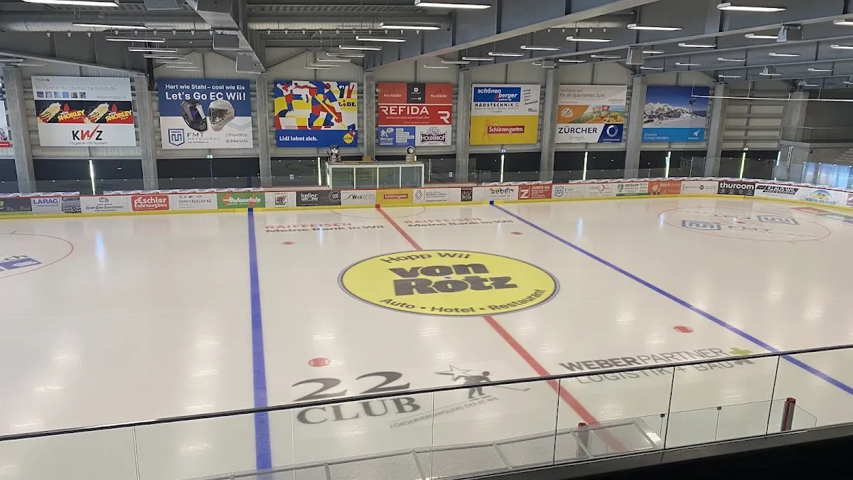 Die Eisfläche der Eishalle Bergholz in Wil mit Banden und Werbebannern – Eishalle Bergholz