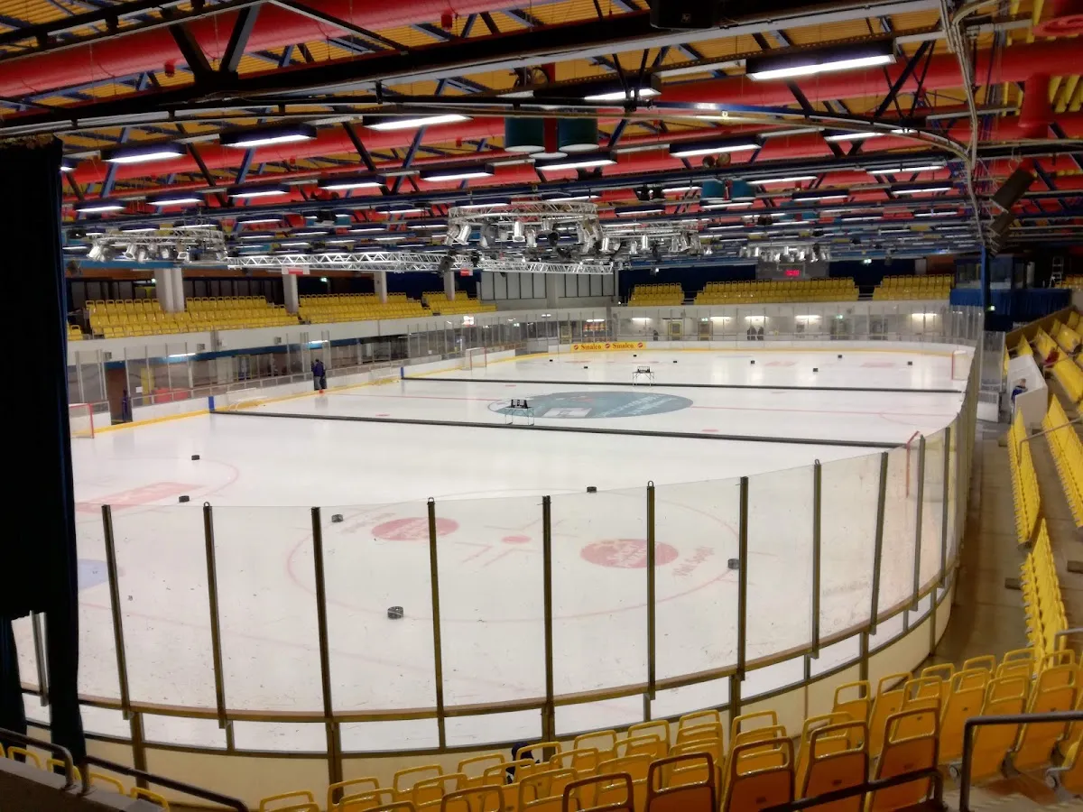 The ice and yellow seating of the Eishalle Gelsenkirchen in the Sport-Paradies. — Eishalle Gelsenkirchen
