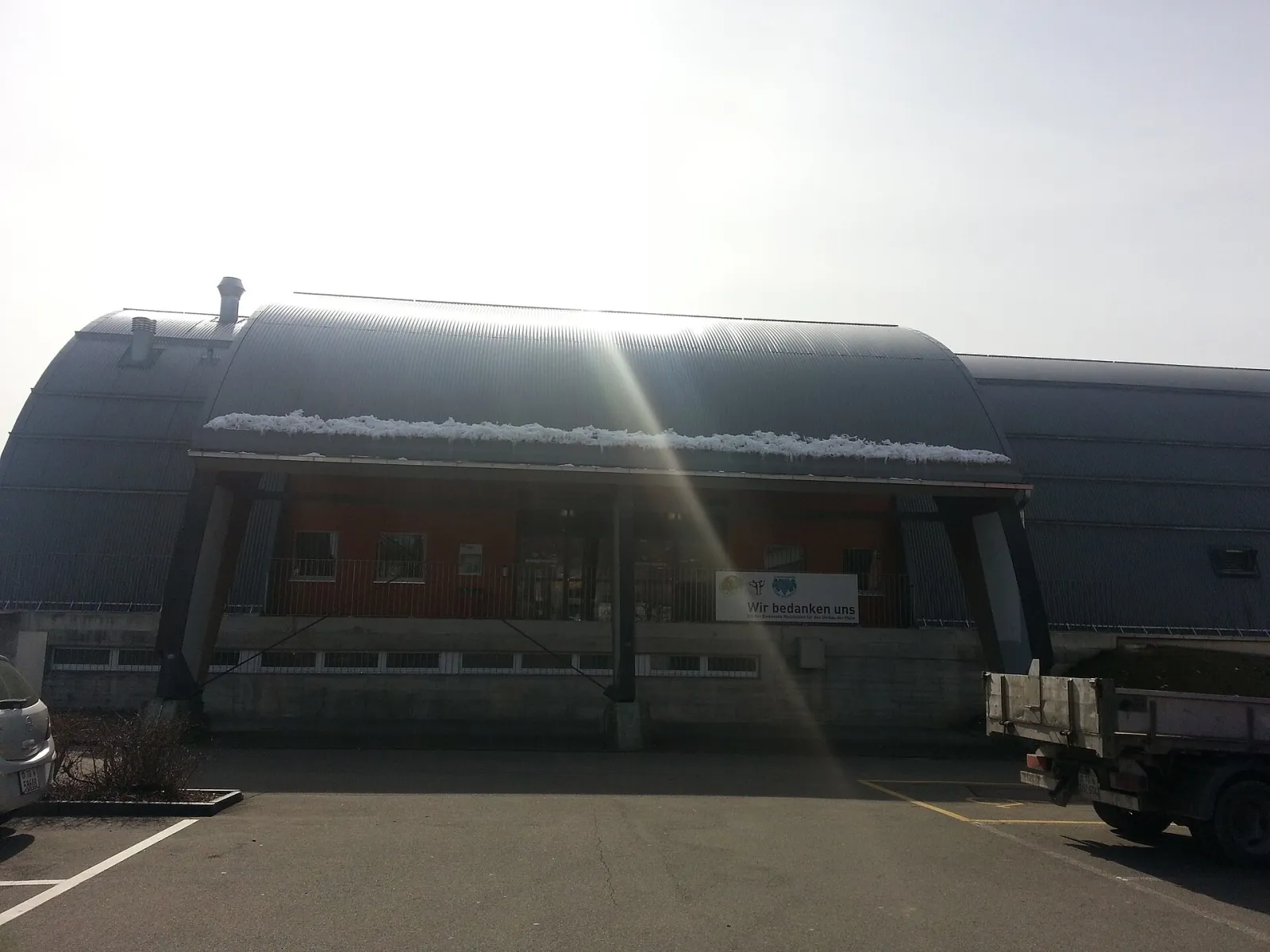 The arched roof and entrance of the Eishalle Güttingersreuti in Weinfelden — Eishalle Güttingersreuti