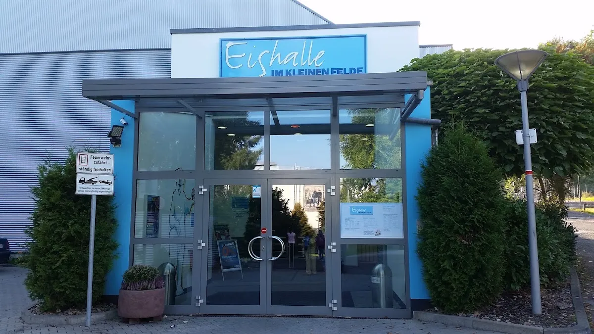 The glazed entrance of the Eishalle im Kleinen Felde in Herford. — Eishalle Herford