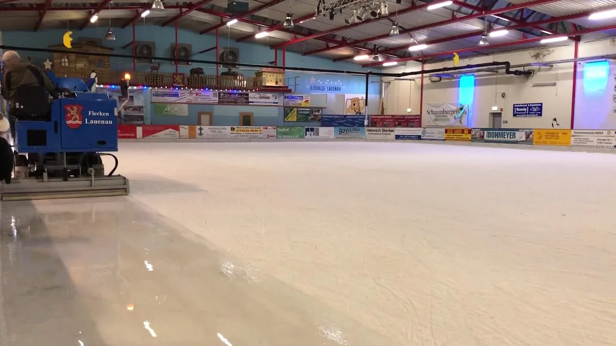 The ice of the Eishalle Lauenau with the resurfacing machine. — Eishalle Lauenau