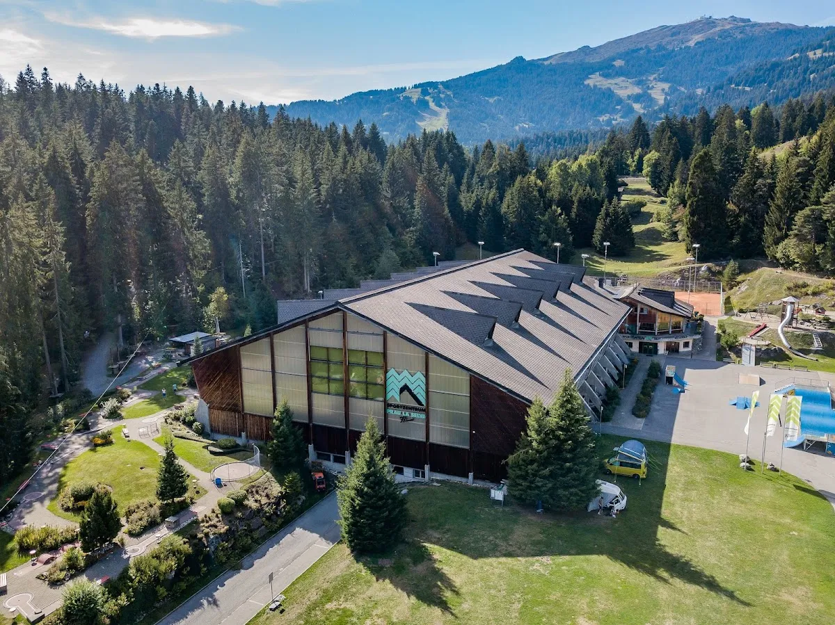 Aerial view of the Sportzentrum Prau la Selva ice hall in the forest — Eishalle Sportzentrum Prau la Selva