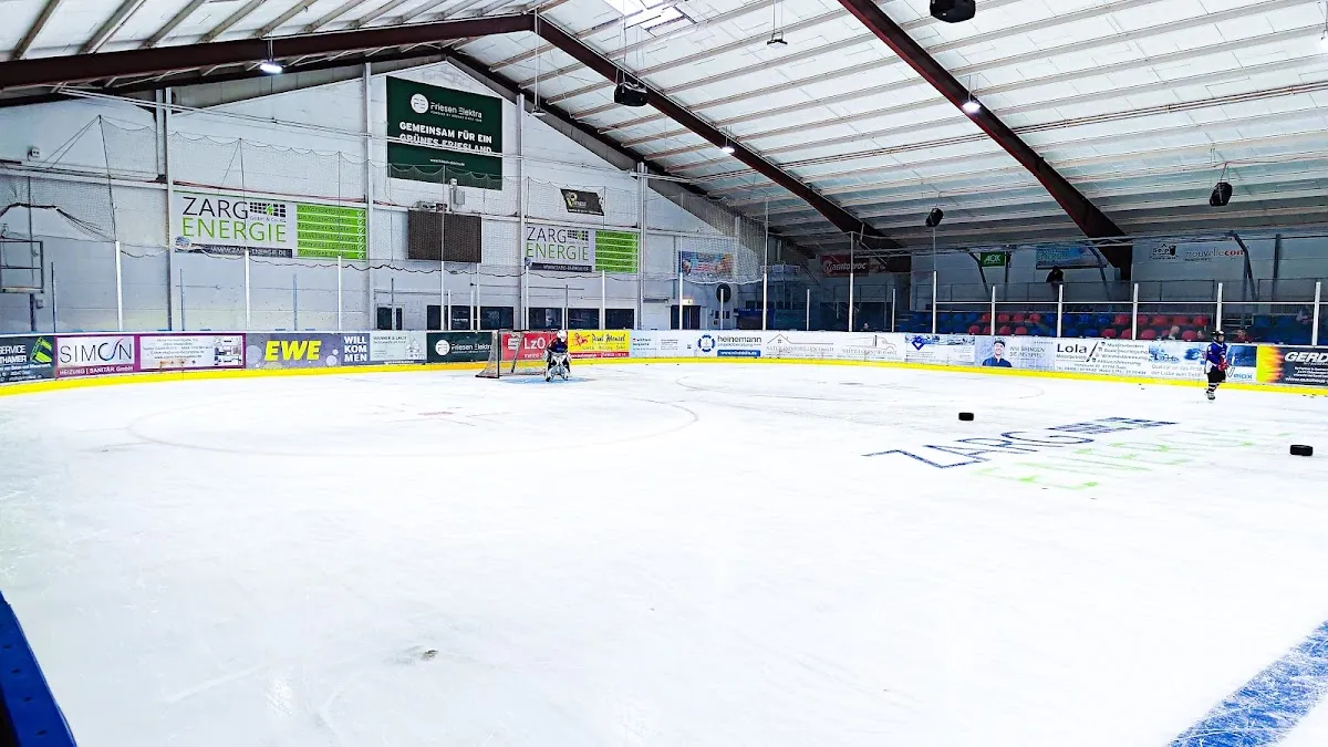 Die leere Eisfläche der Eishalle Sande. – Eishalle Sande