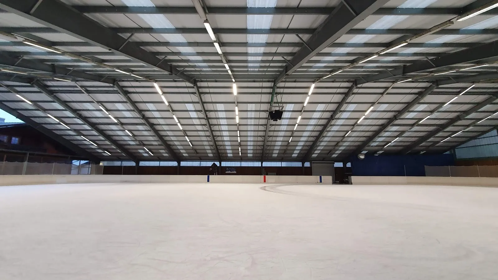 The ice surface inside the Eishalle Senftenberg. — Eishalle Senftenberg