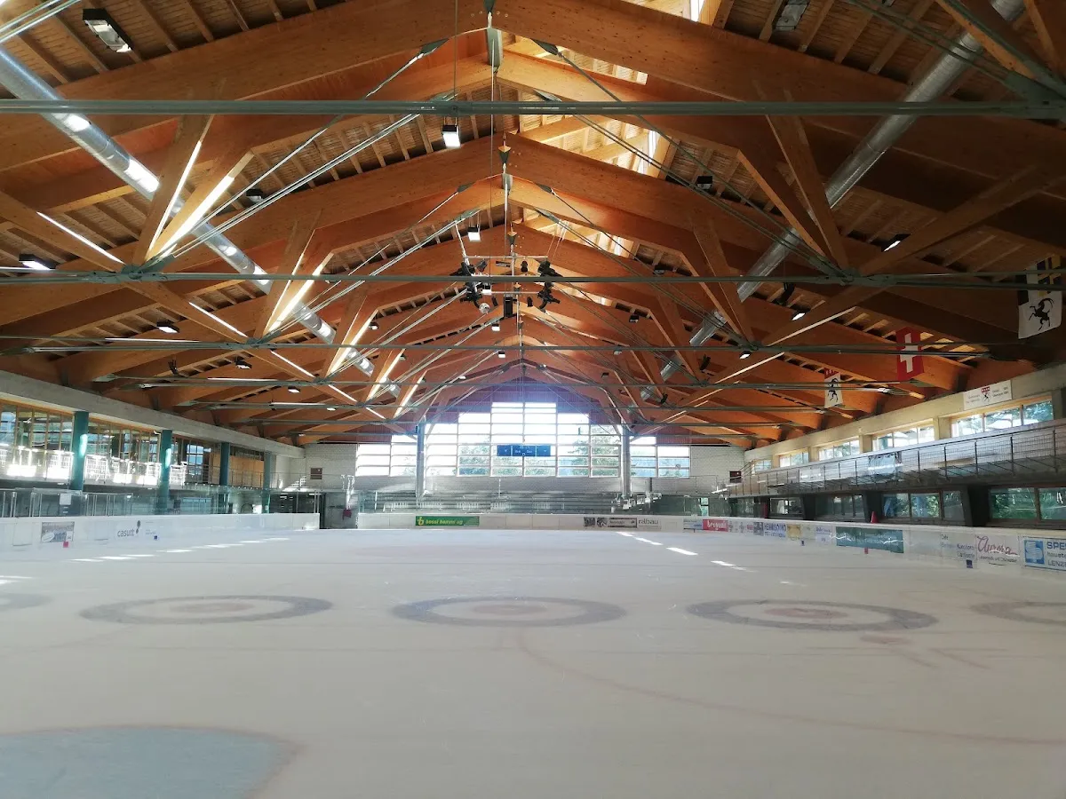 The ice and wooden roof of the Eishalle in the Sportzentrum Lenzerheide — Eishalle Sportzentrum Lenzerheide