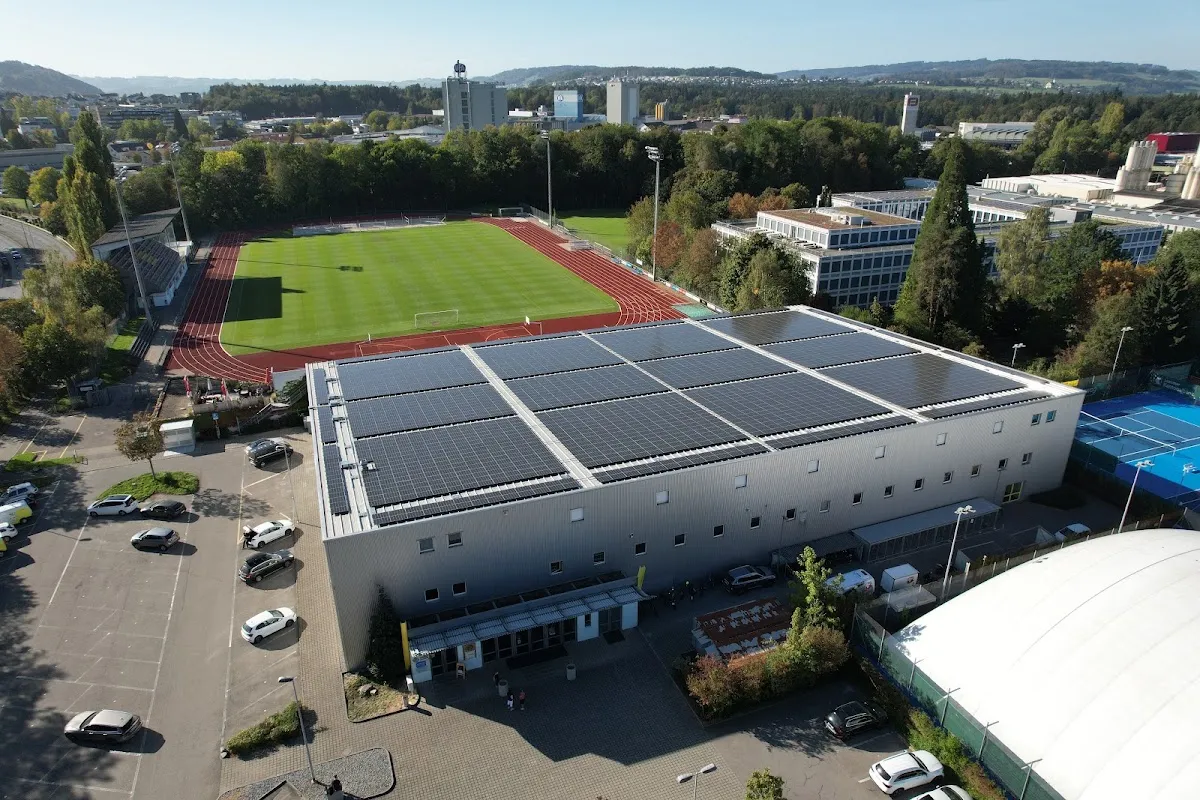 Luftaufnahme der Eishalle Sursee mit ihrer Solaranlage auf dem Dach – Eishalle Sursee