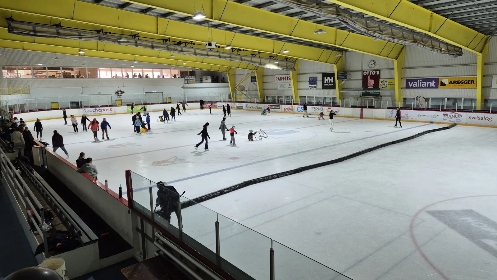 Eisläuferinnen und Eisläufer auf dem Eis der Eishalle Sursee – Eishalle Sursee