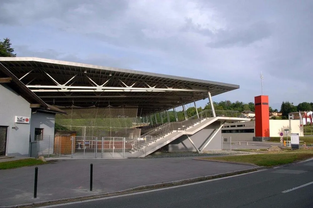 Die Mehrzweckhalle Velden mit ihrer Eisbahn, von der Straße aus gesehen – Eishalle Velden (Mehrzweckhalle)
