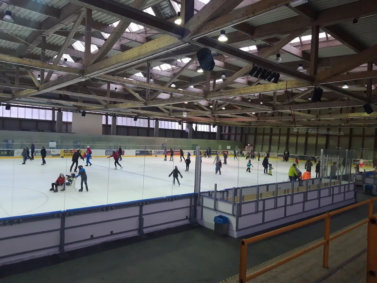 Das Innere der Eishalle Wels mit der Eisfläche bei einem Publikumslauf – Eishalle Wels