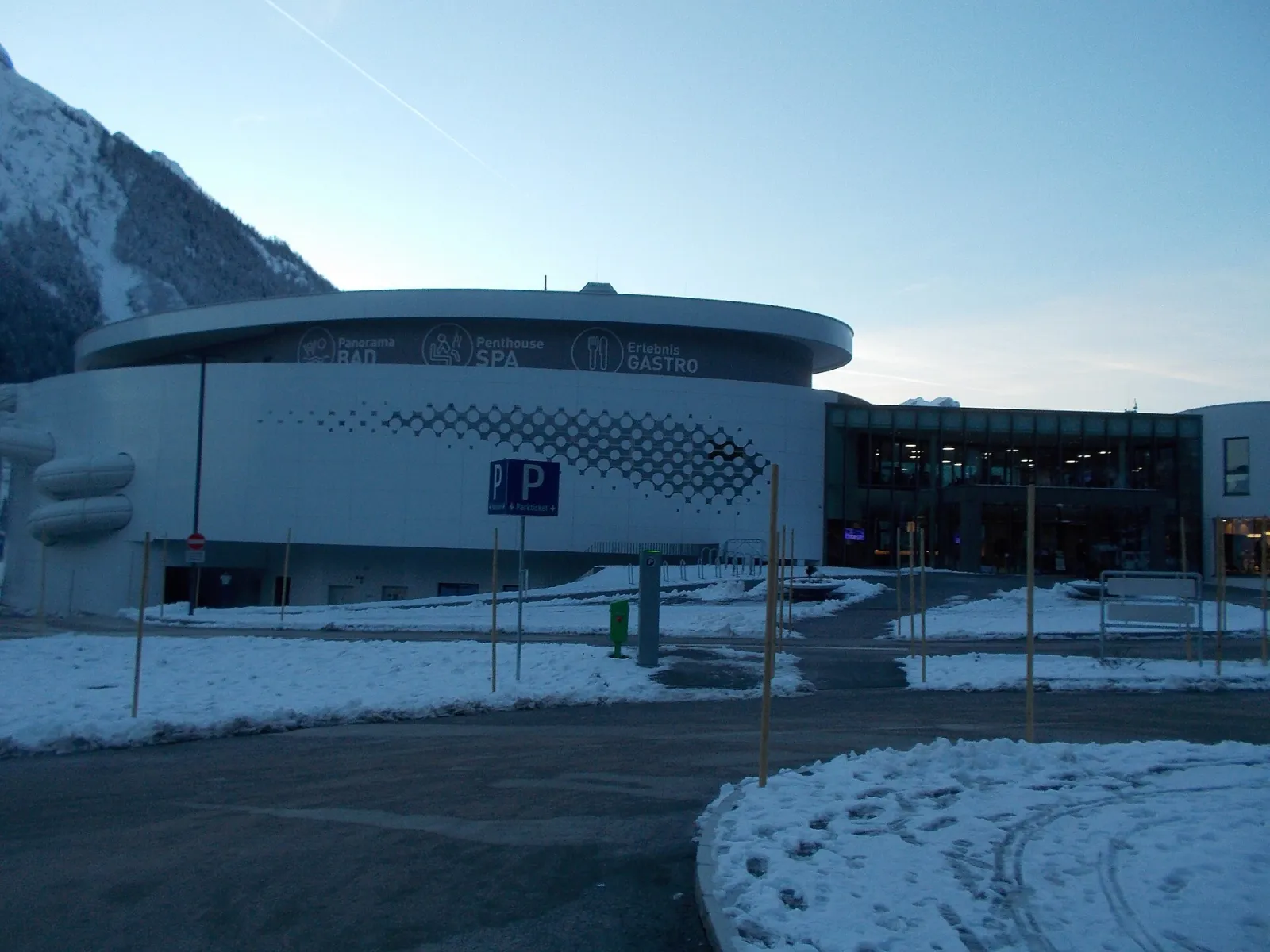 The Atoll Achensee leisure centre in Maurach, whose open-air pool area becomes the ice rink in winter — Eislaufplatz Atoll Achensee