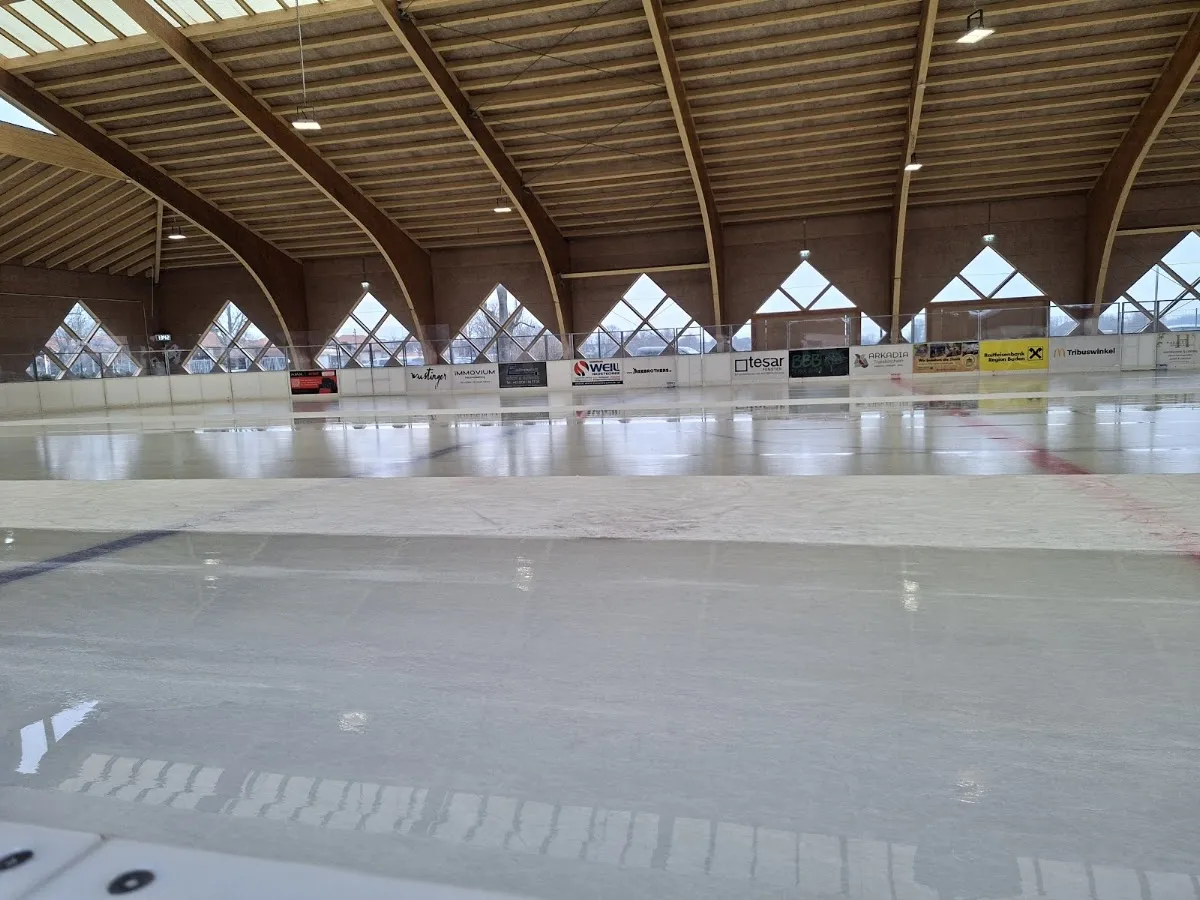 Die überdachte Kunsteislaufbahn Traiskirchen mit ihrem Holzdach – Eislaufplatz Traiskirchen