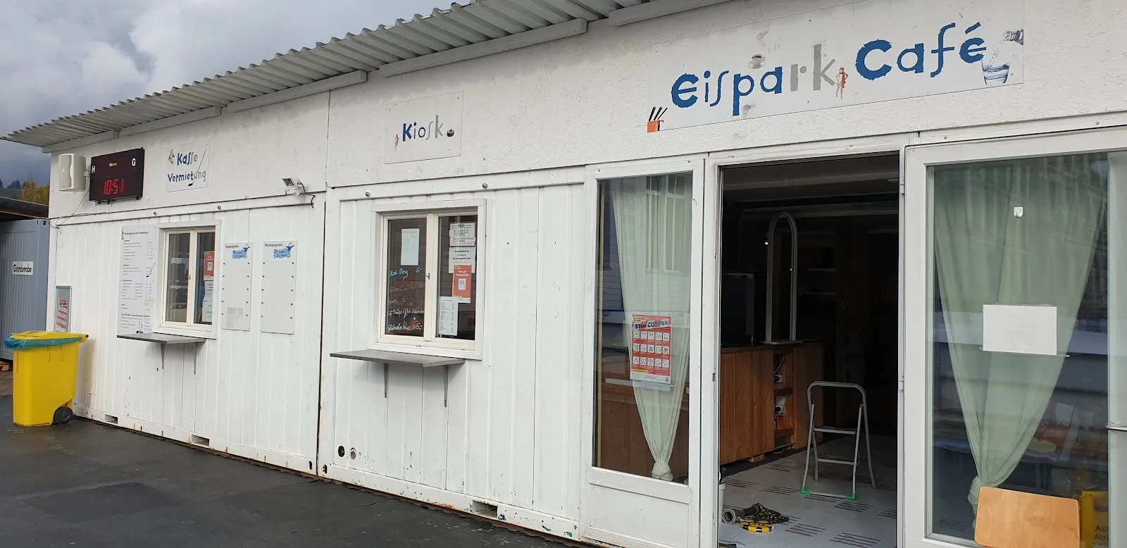 The Eispark Café kiosk building beside the Einsiedeln rink on Etzelstrasse – Eispark Einsiedeln