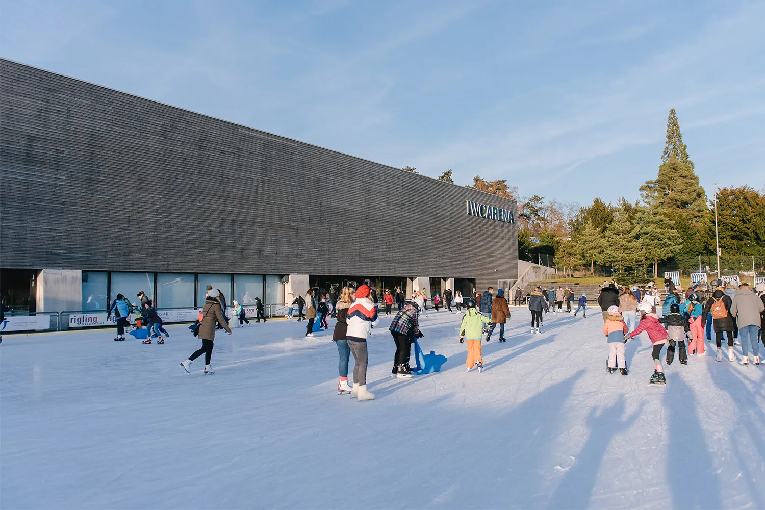 Das Gebäude des Freizeitparks und das offene Eisfeld des KSS Eisparks – KSS Eispark Schaffhausen