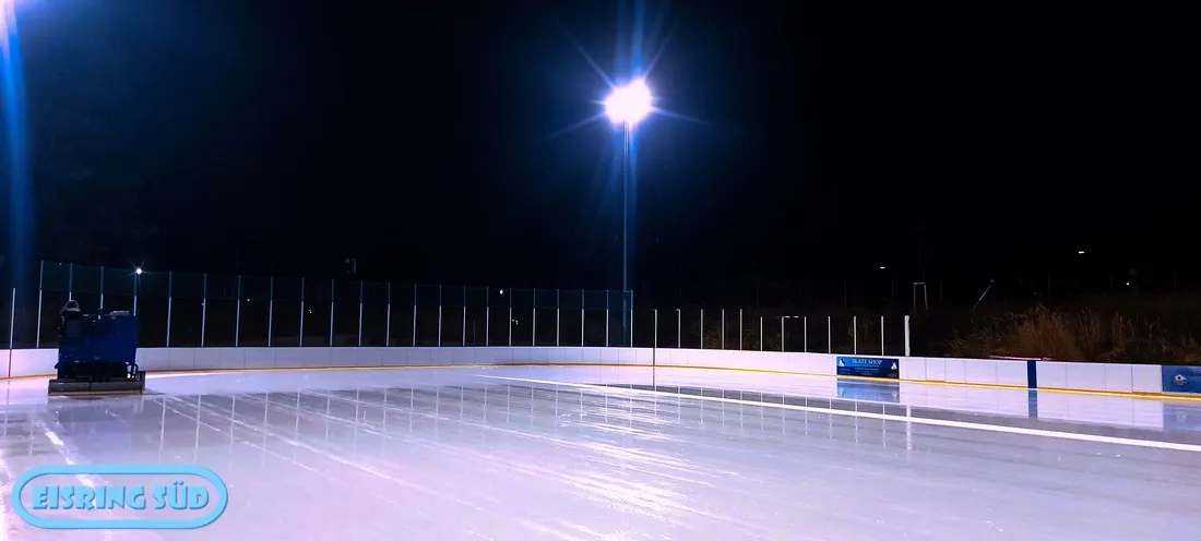 Das Freiluft-Eis des Eisrings Süd bei Nacht, mit dem Eisaufbereiter an der Bande – Eisring Süd