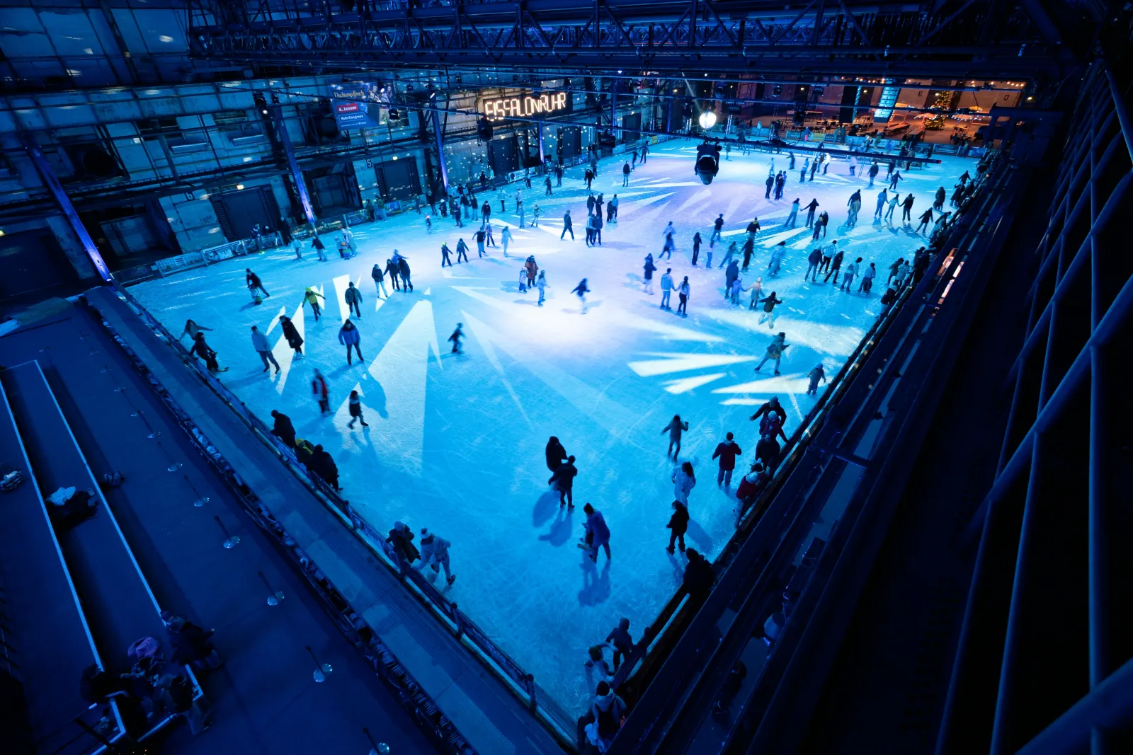 Das Eis des EisSalon Ruhr, von der Galerie der Jahrhunderthalle aus gesehen. – EisSalon Ruhr