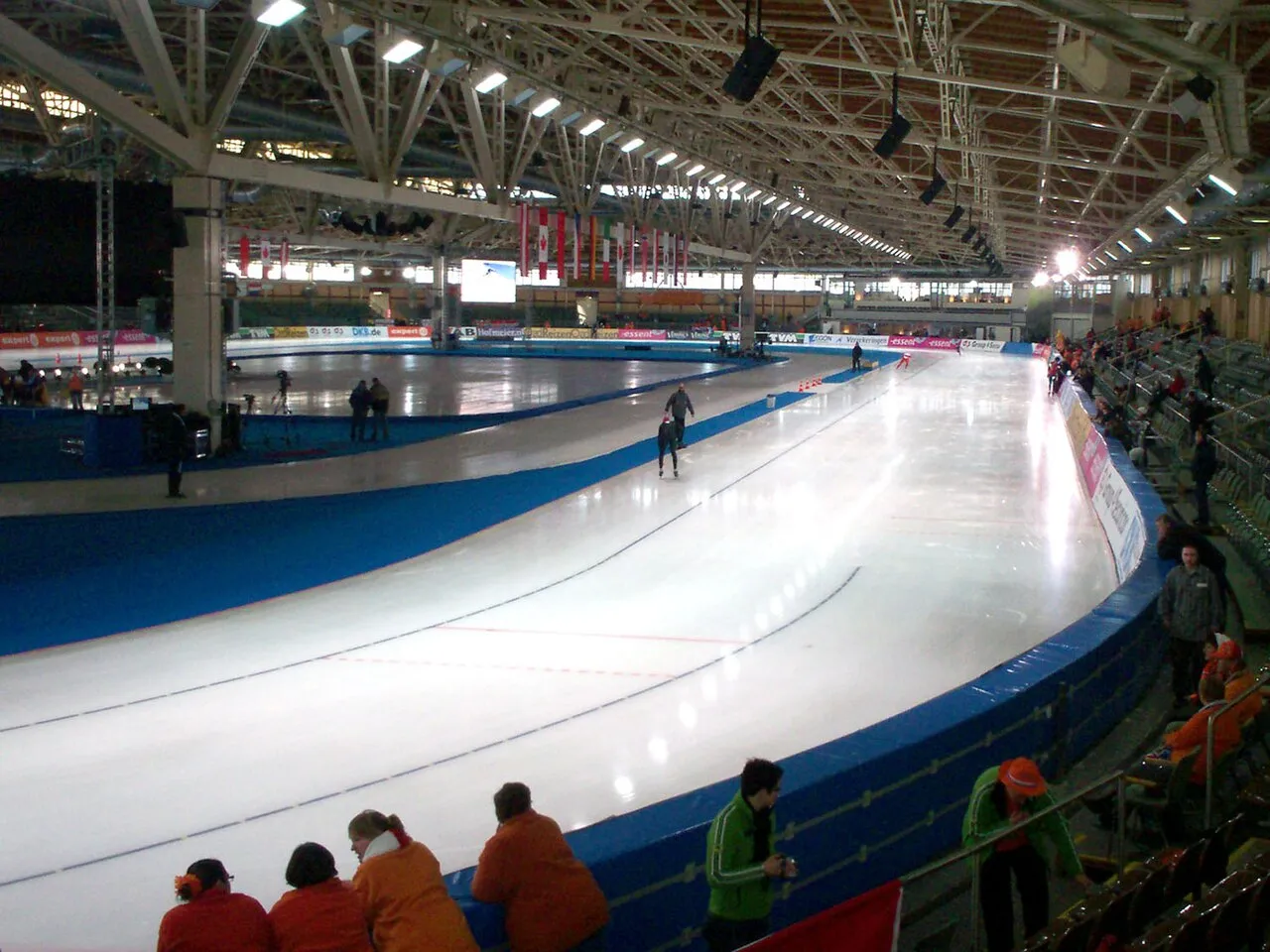 The 400 m speed-skating oval inside the Eisschnelllaufhalle Berlin-Hohenschönhausen — Eisschnelllaufhalle Berlin-Hohenschönhausen