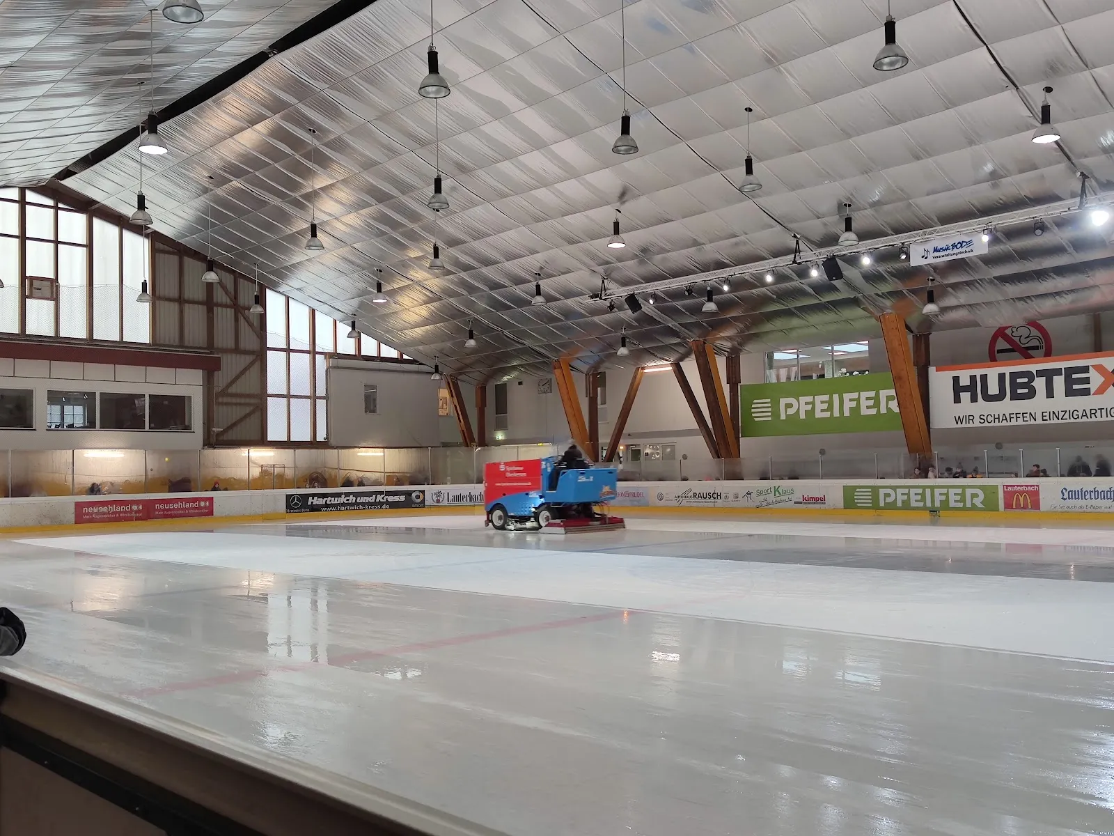 The ice surface of the Eissport-Arena Lauterbach with the resurfacer — Eissport-Arena Lauterbach