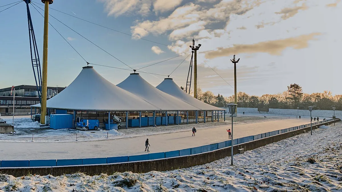 Der überzeltete Außenring des Eissport-Eventparks Grefrath im Winter. – Eissport-Eventpark Grefrath