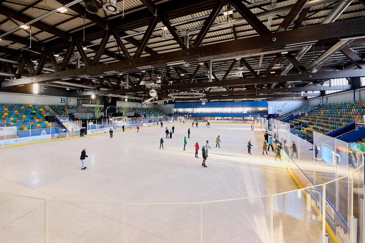 Das Hallenei des Eissport-Eventparks Grefrath mit Läufern. – Eissport-Eventpark Grefrath