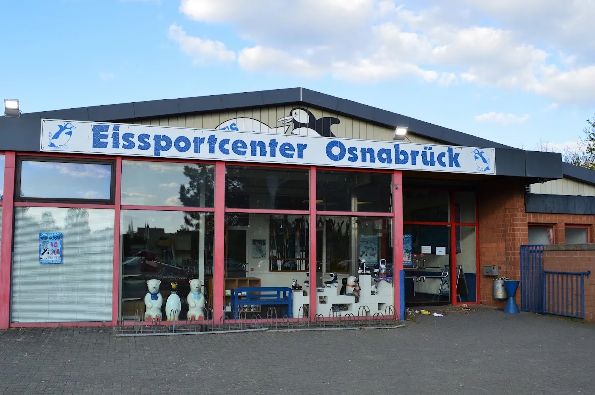 The entrance front of the Eissportcenter Osnabrück with its blue lettering. — Eissportcenter Osnabrück