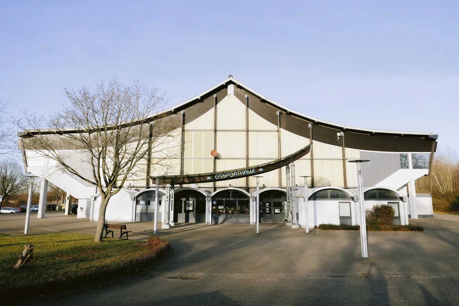 Die Eissporthalle am Salzgittersee, vom Vorplatz aus gesehen. – Eissporthalle am Salzgittersee