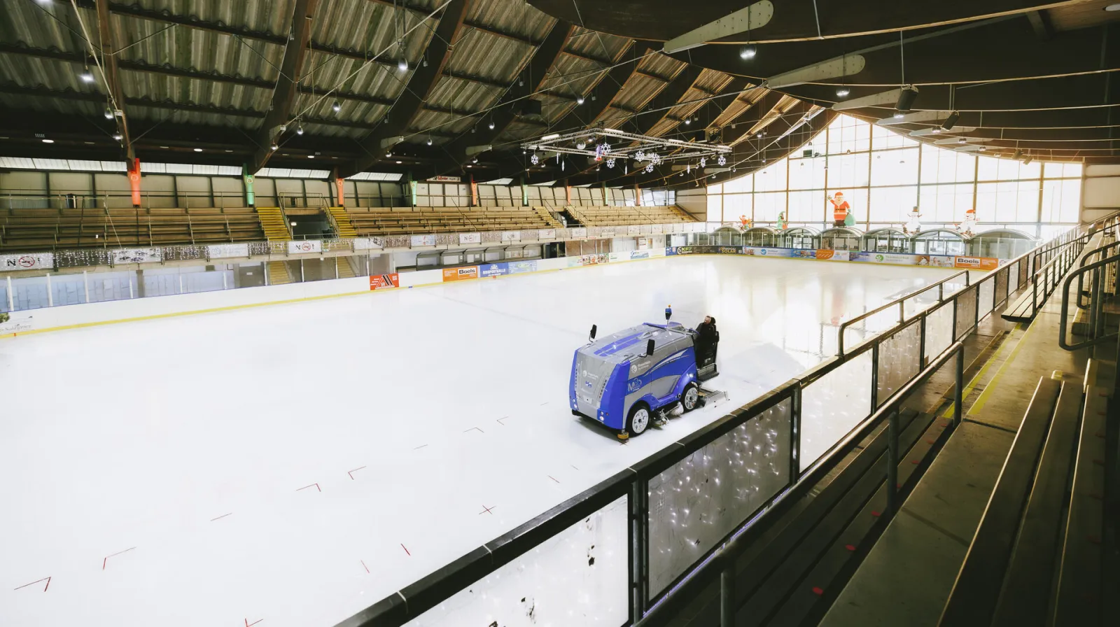 Das Eis der Eissporthalle am Salzgittersee mit der Eisaufbereitungsmaschine. – Eissporthalle am Salzgittersee