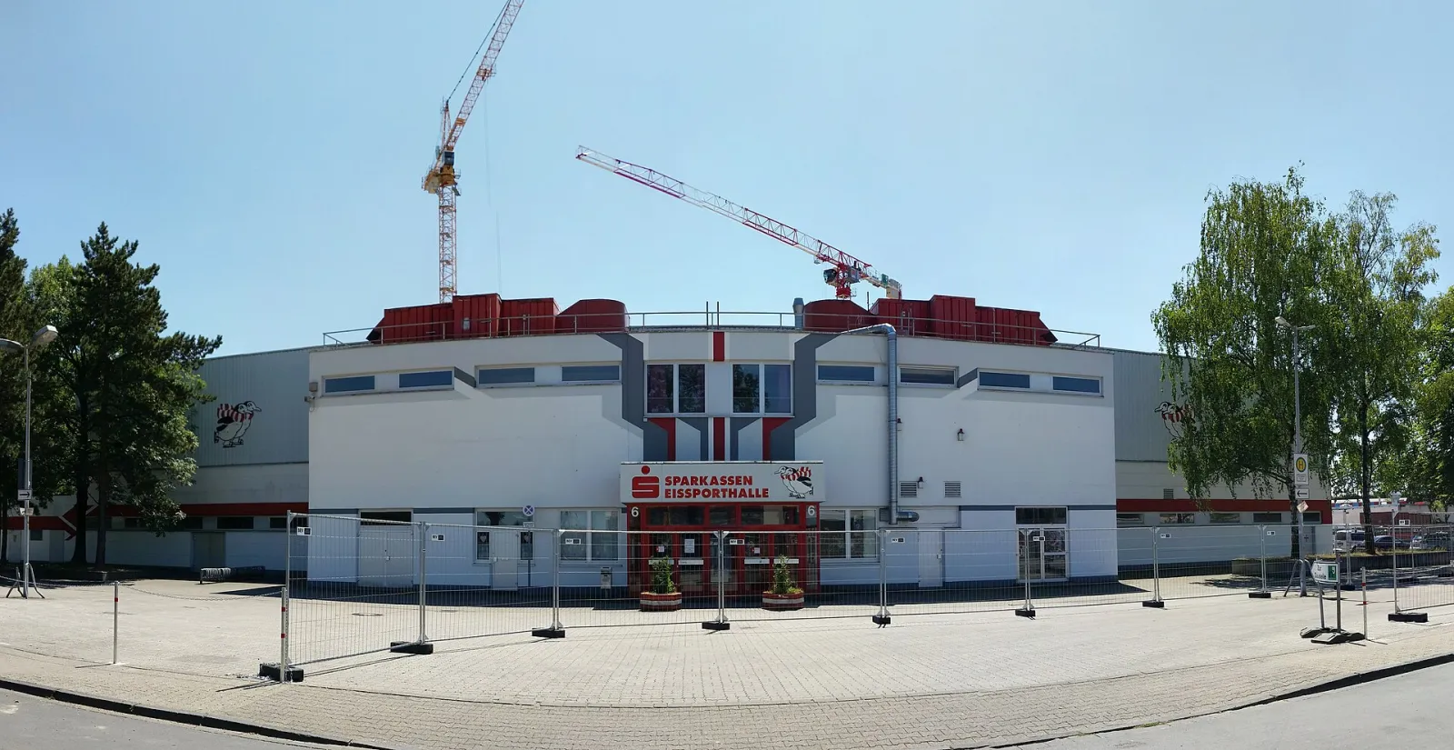 Die Eissporthalle Benrath im Juni 2018, während Arbeiten am Dach im Gange waren. – Eissporthalle Düsseldorf-Benrath