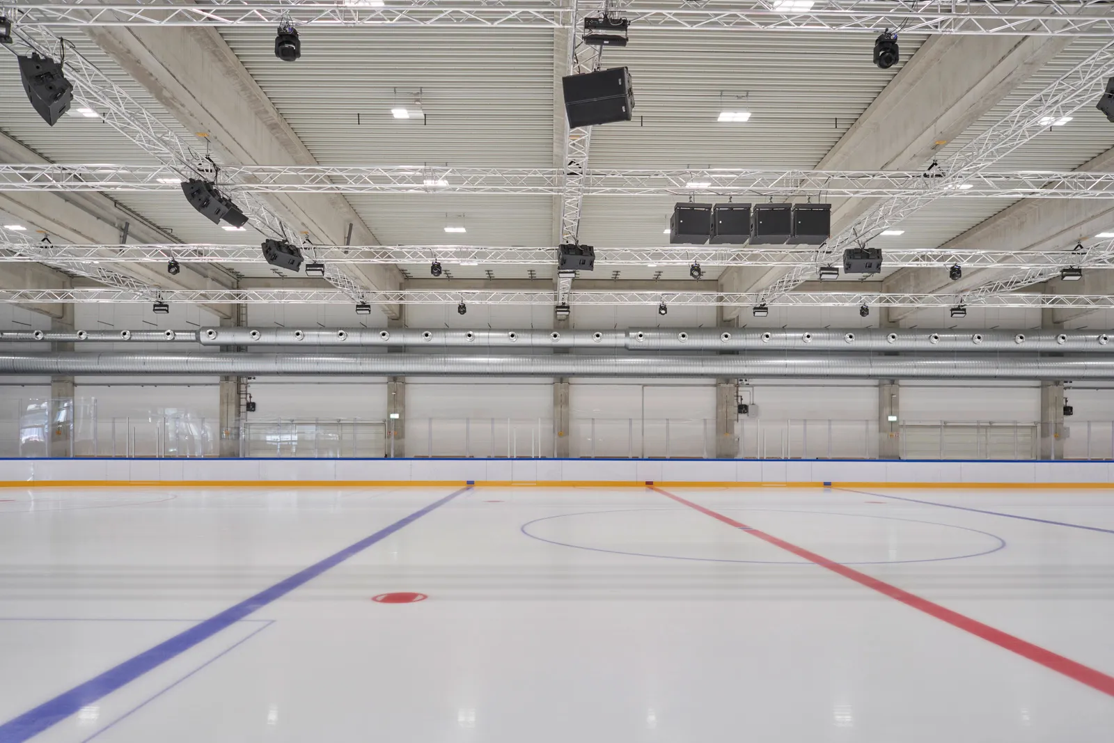 Die leere Eisfläche der Eissporthalle Benrath unter den Dachbindern. – Eissporthalle Düsseldorf-Benrath