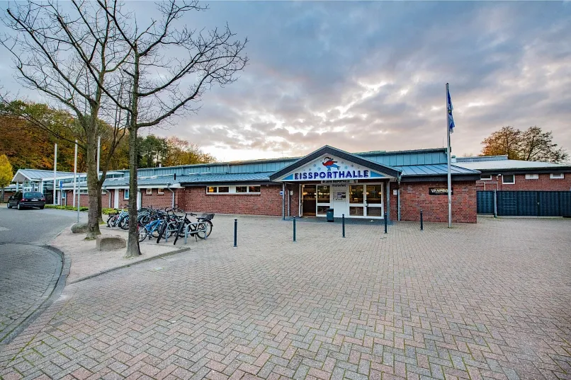 Der Eingang der Eissporthalle Harsefeld in der Dämmerung. – Eissporthalle Harsefeld