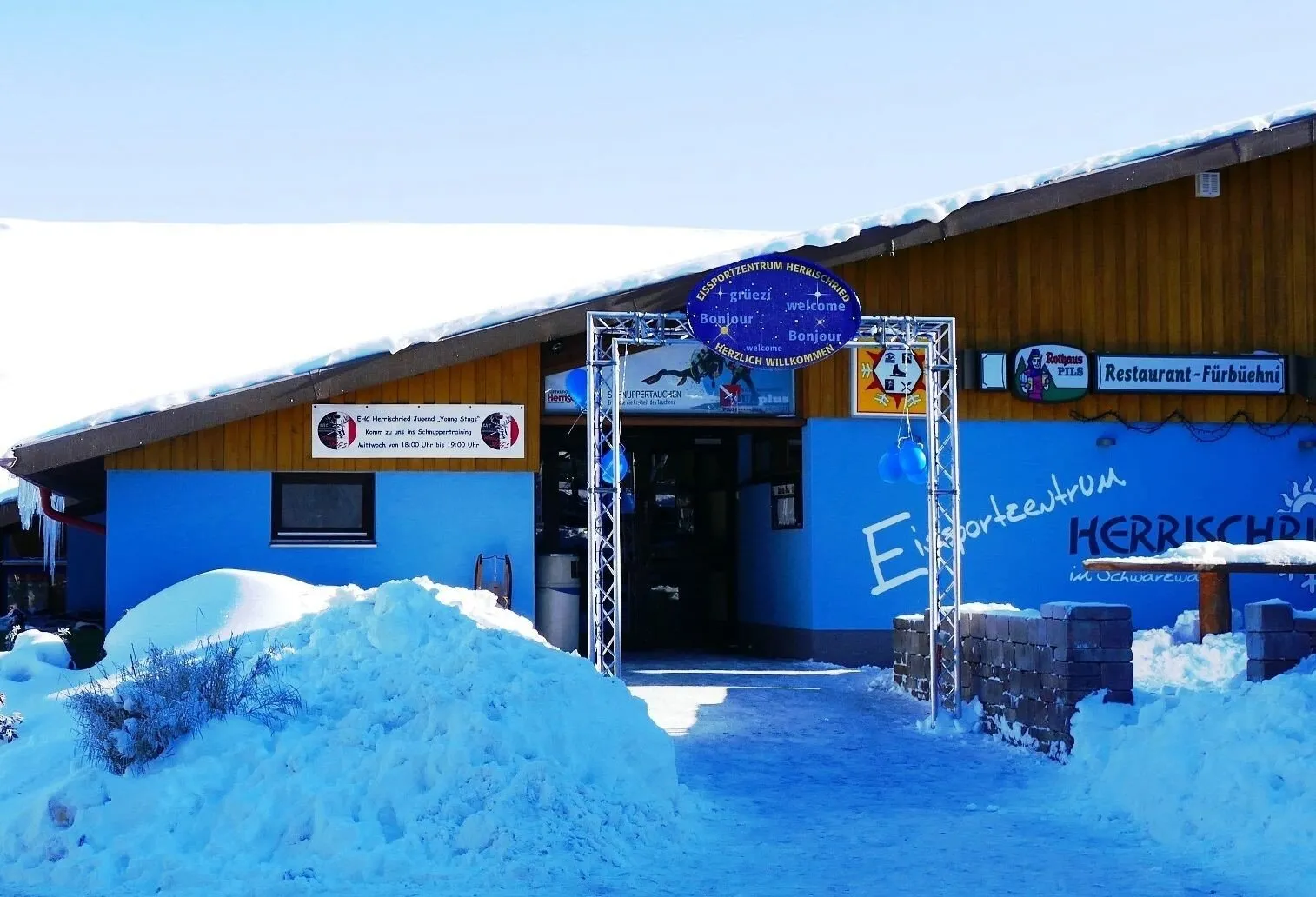 Der Eingang der Eissporthalle Herrischried im Winter – Eissporthalle Herrischried