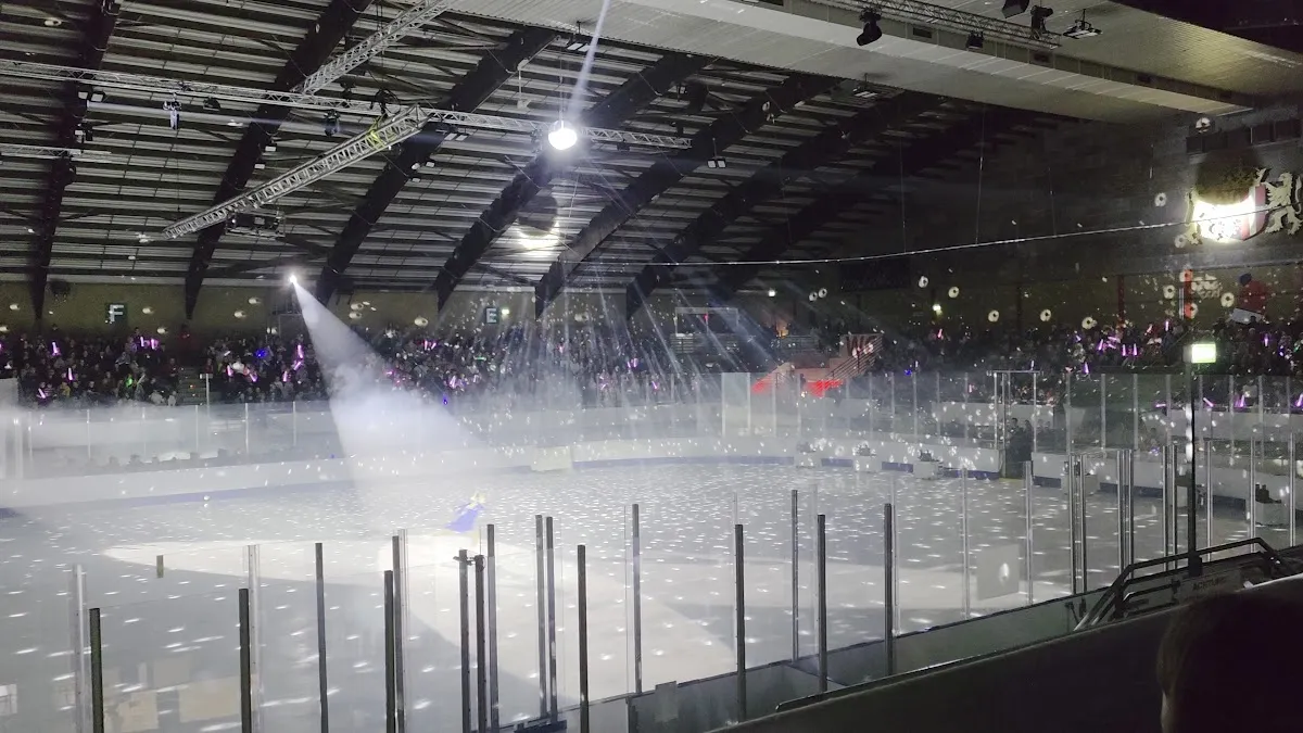 Das Eis und das Bogendach der Eissporthalle Neuss im Südpark. – Eissporthalle Neuss