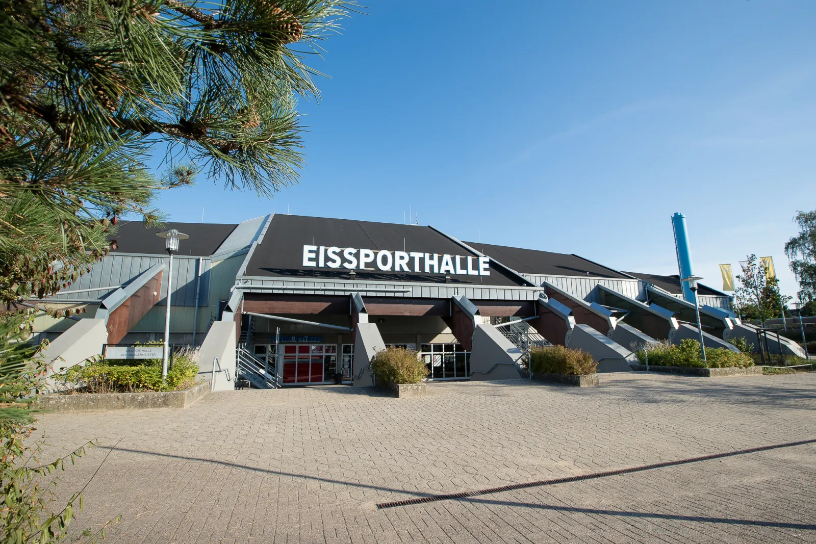 The entrance and glazed foyer of the Eissporthalle Ratingen. — Eissporthalle Ratingen