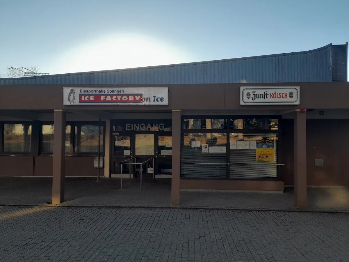 Der Eingang der Eissporthalle Solingen unter dem Schild „Eingang“. – Eissporthalle Solingen
