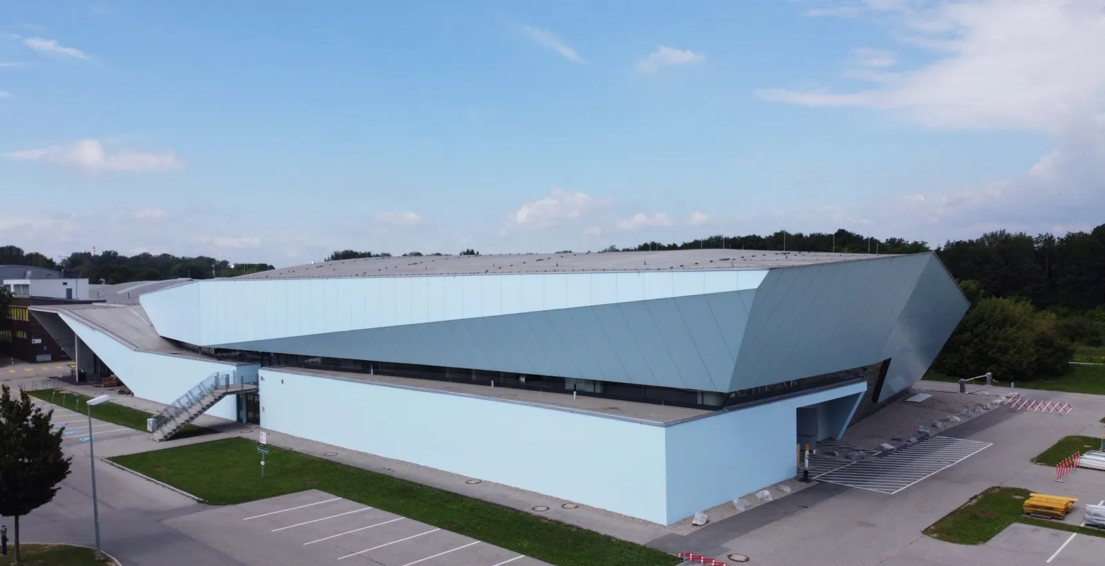 Das Gebäude der Eissporthalle im SPORTZENTRUM Niederösterreich in St. Pölten – Eissporthalle SPORTZENTRUM Niederösterreich