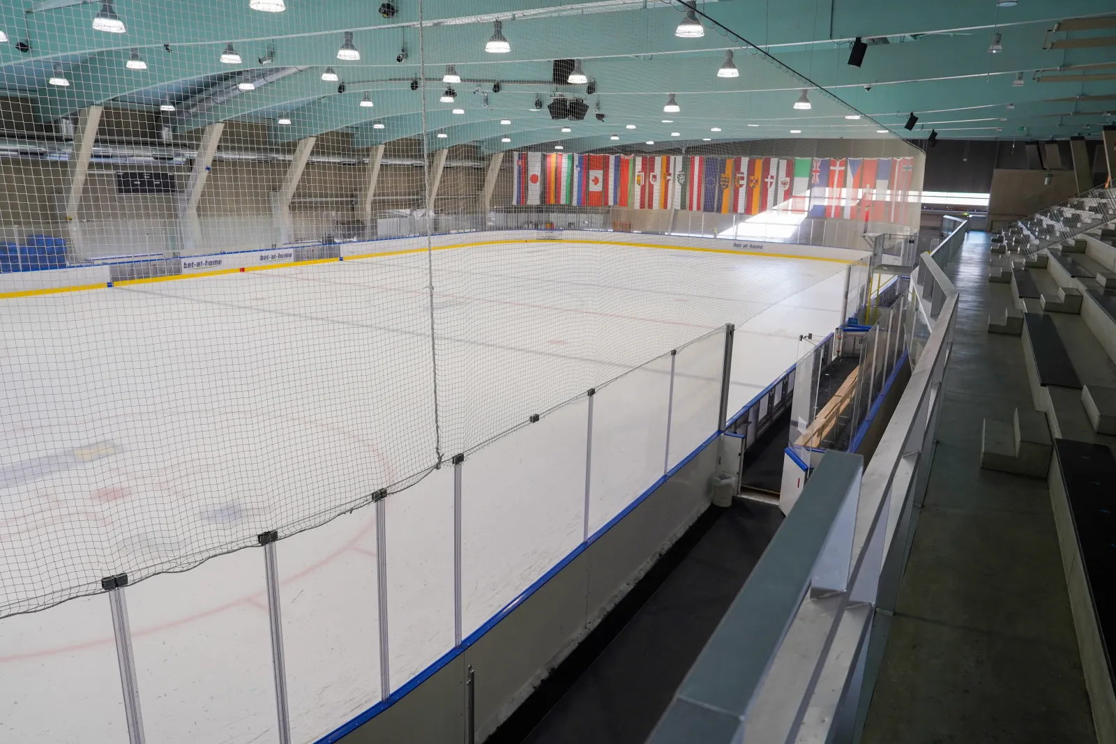 Die 30 x 60 m große Eisfläche der Eissporthalle, von der Tribüne aus gesehen – Eissporthalle SPORTZENTRUM Niederösterreich