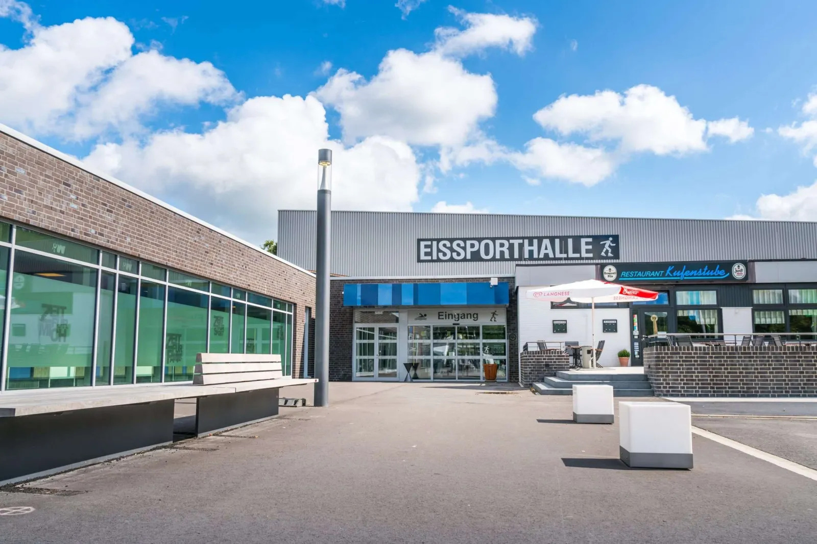 Der Eingang der Eissporthalle Wiehl. – Eissporthalle Wiehl